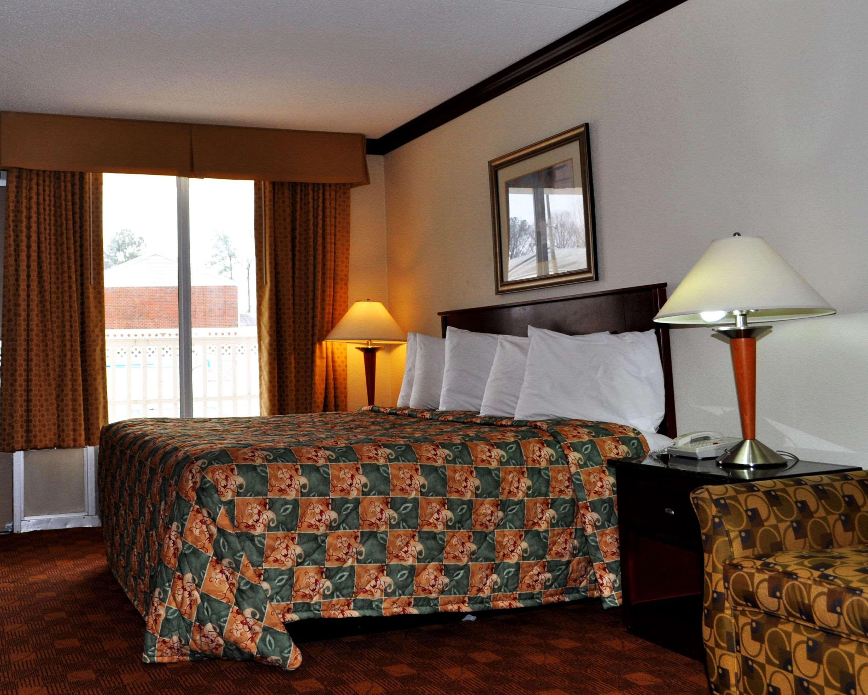 Rodeway Inn Sandston Buitenkant foto
