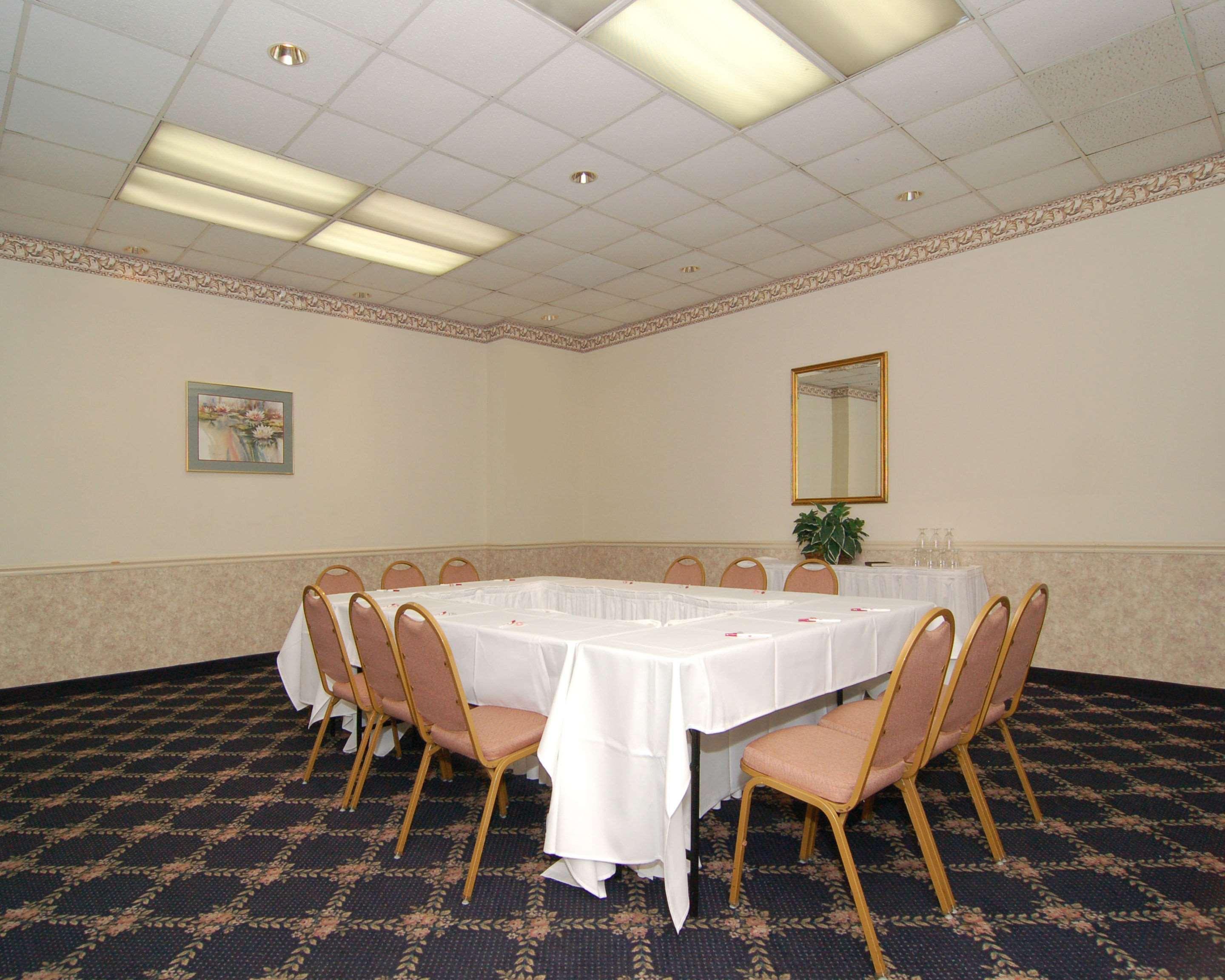 Rodeway Inn Sandston Buitenkant foto