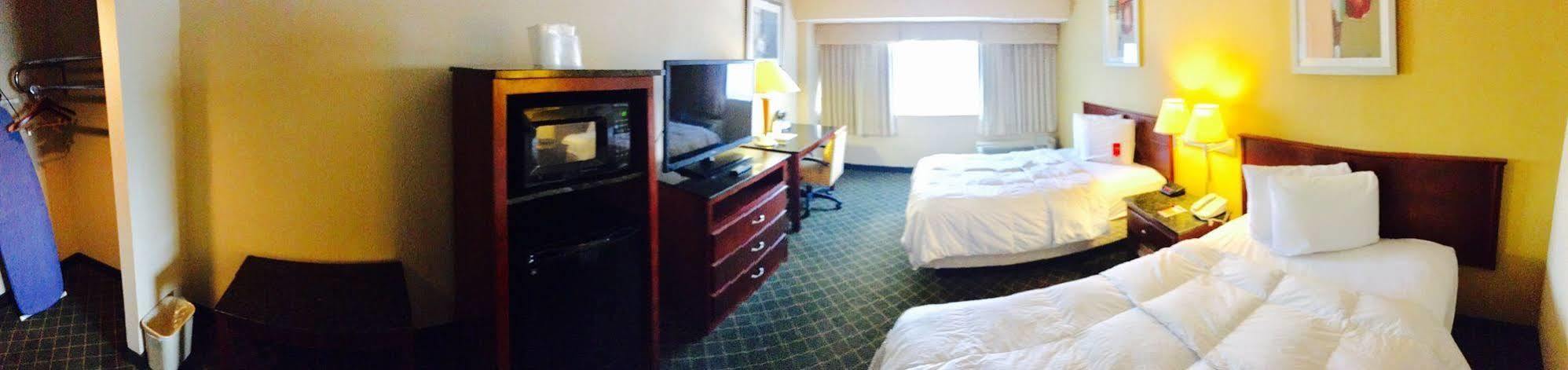 Rodeway Inn Sandston Buitenkant foto