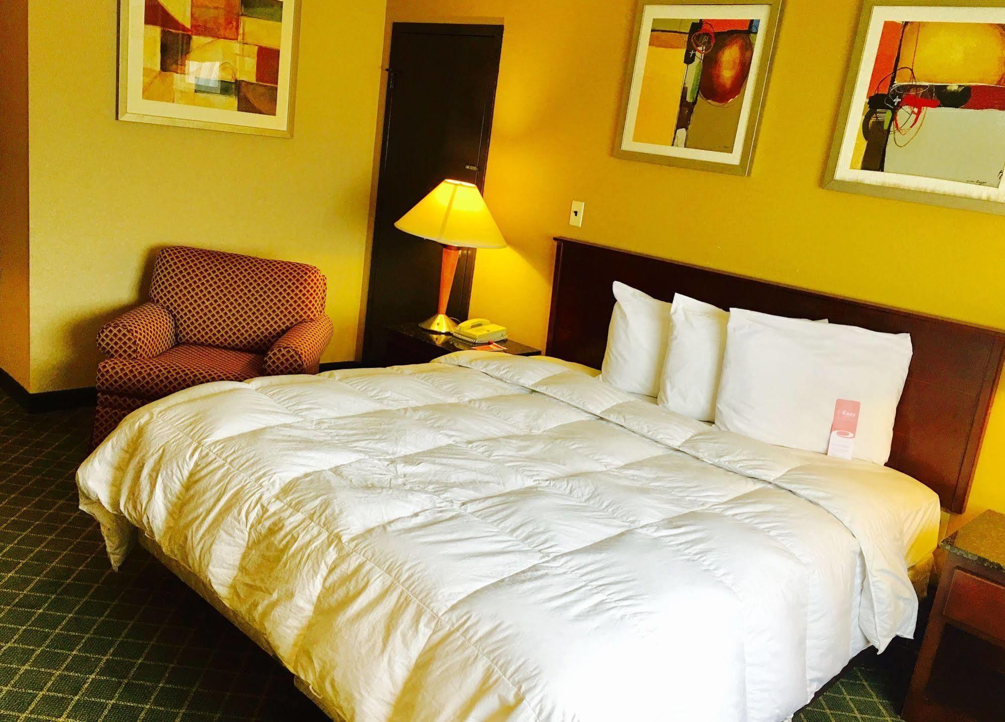 Rodeway Inn Sandston Buitenkant foto